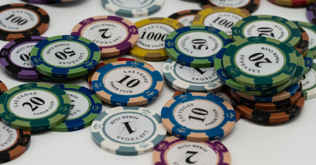 2025年に人気の開運グッズ通販ランキングトップ10の商品を並べた画像。財布、置物、カレンダーなどが美しく配置されている。