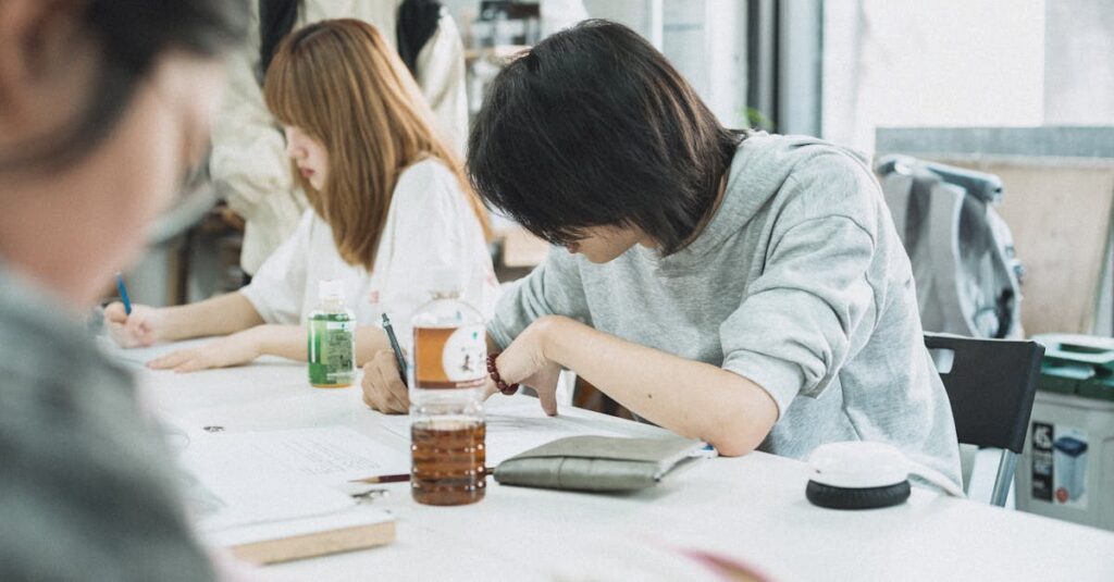 通信講座を通じて自己成長を実感する主婦のイメージ画像。ノートパソコンを前に笑顔で学習し、自信に満ちた表情を浮かべている。