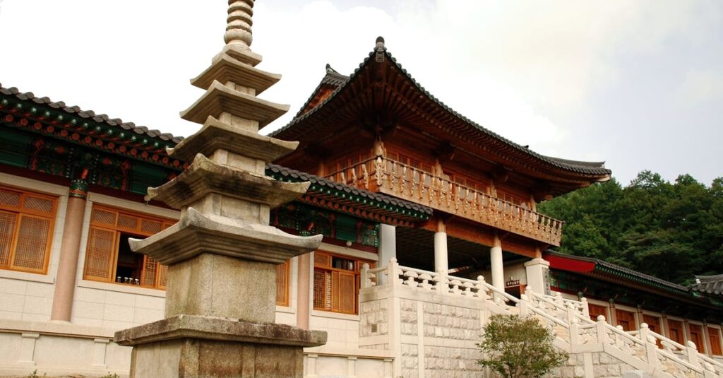 SAZOで購入できる韓国ファッション・コスメ・K-POPグッズの例