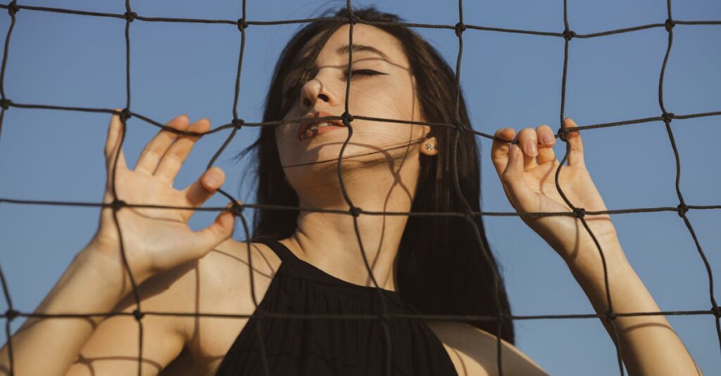 スキンケア資格を取得して自信を持つ介護職の女性のイメージ