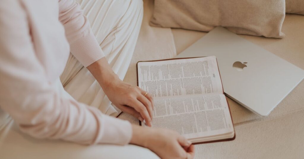 家庭で子育てしながら学ぶ主婦が教材を使って勉強している風景