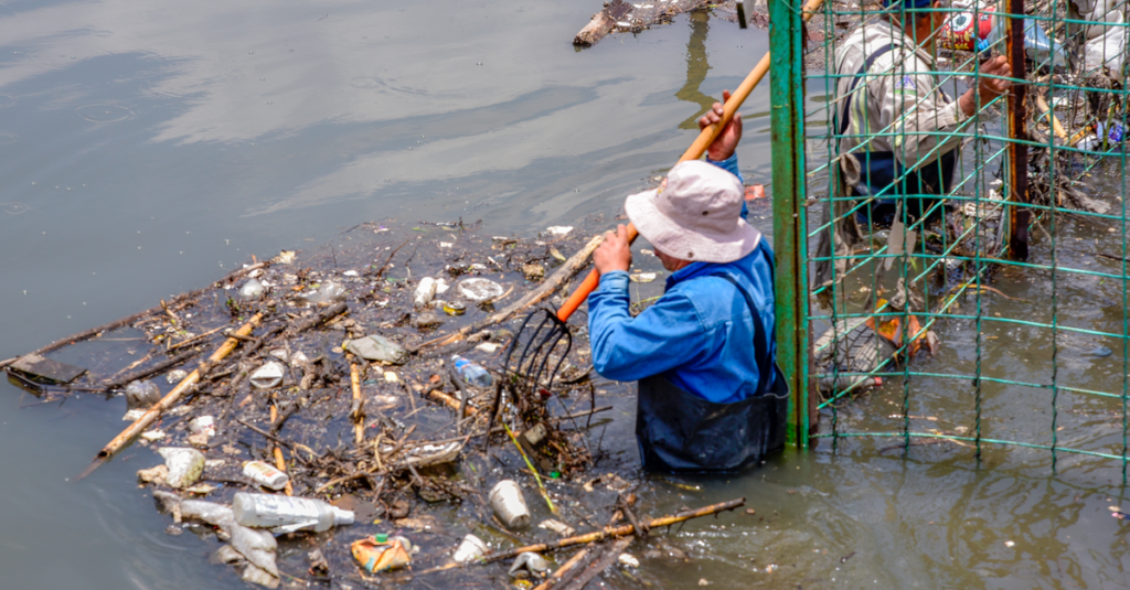 不用品回収料金の見積もりを見ながら悩む利用者。料金体系や追加費用を確認する場面