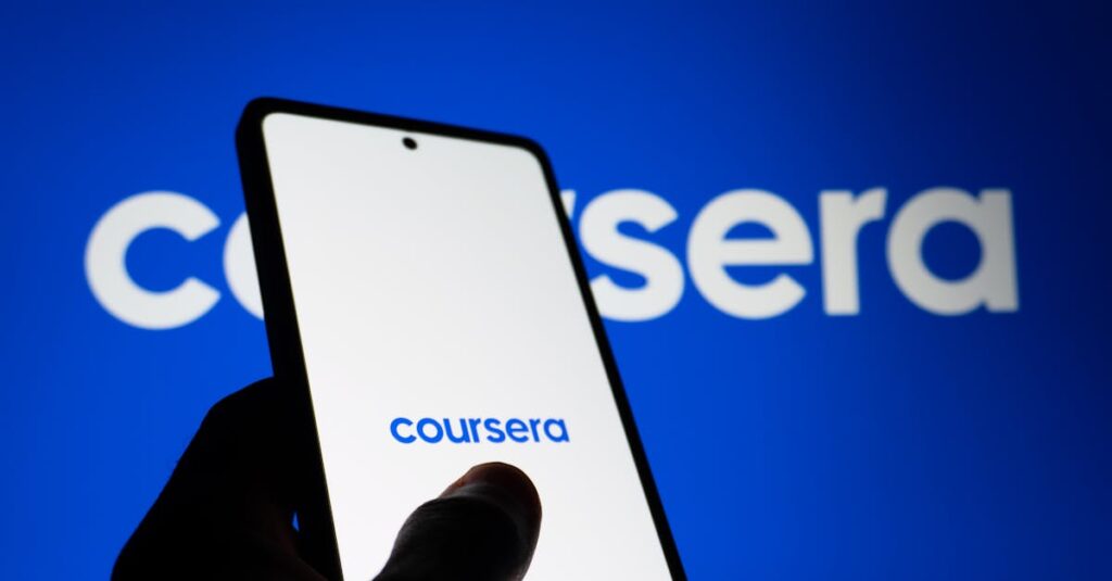 主婦向け通信講座のジャンルをイメージした画像。パソコンの画面にカテゴリ一覧が表示されており、医療、在宅ワーク、生活向上などの分類が確認できる。