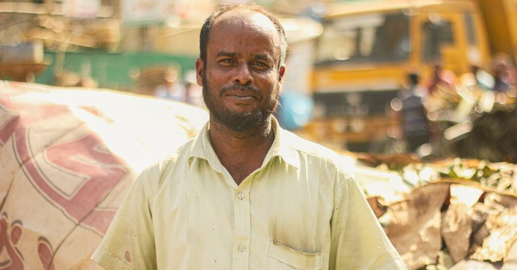 地域密着の介護施設と全国展開の介護事業者で働くスタイルの違いを比較する様子