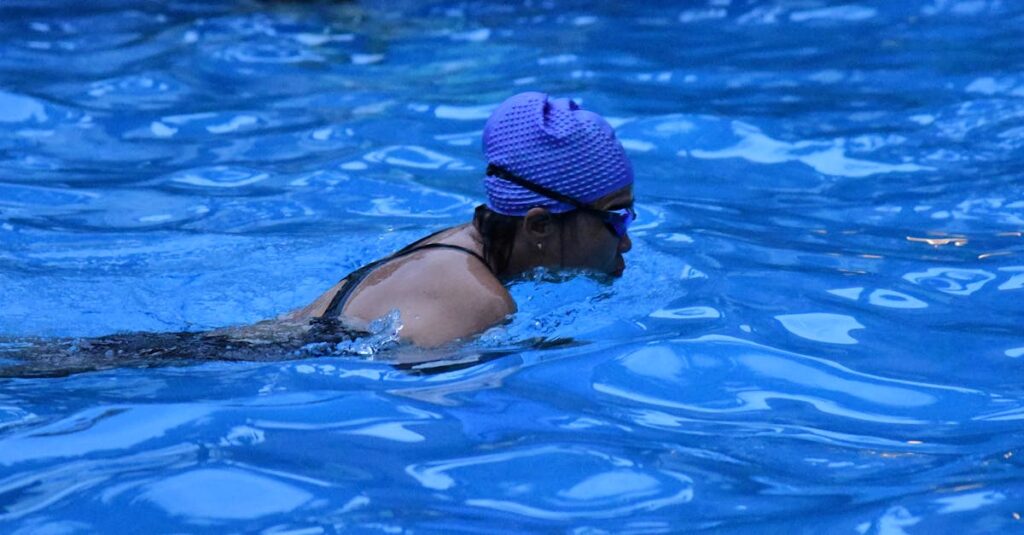 保育関連の資格を取得するため自宅で教材を読む女性