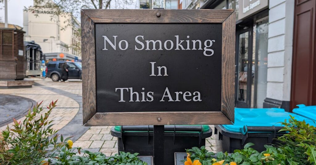 不用品回収業者の選び方を間違えて後悔している様子。悪徳業者に注意を促すイメージ