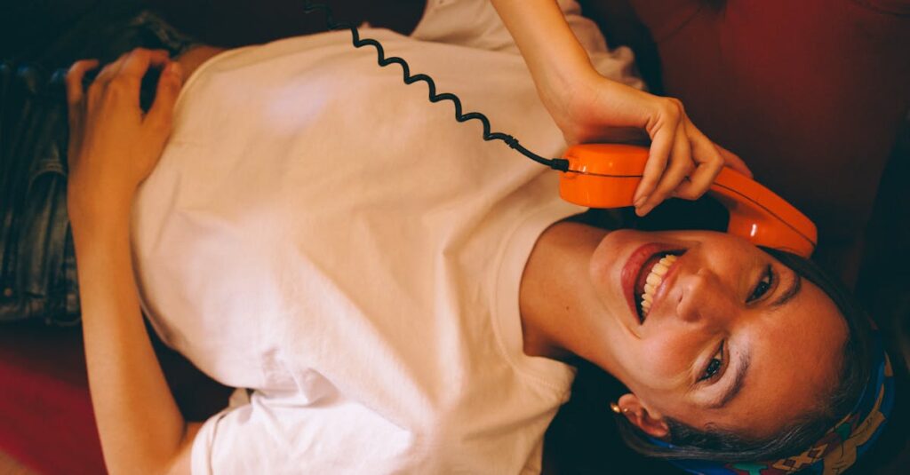 不用品回収後の部屋で笑顔になる女性。部屋がスッキリして気持ちも軽くなった様子