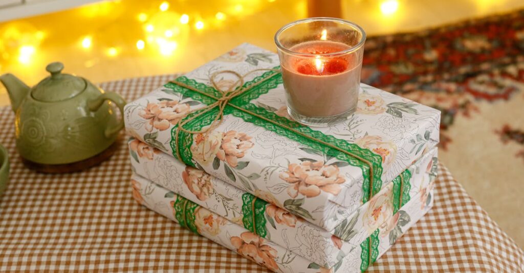 ナーワルのメルマガに登録して特典をもらうイメージ画像。プレゼントを開封して喜ぶ人のシーン。