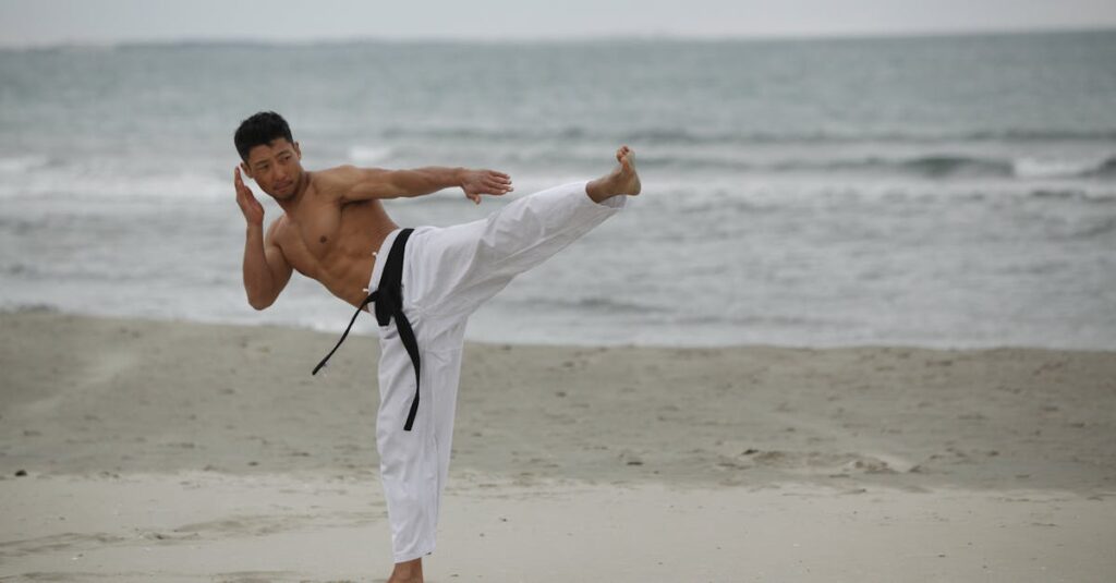 保育関連の資格を取得するため自宅で教材を読む女性