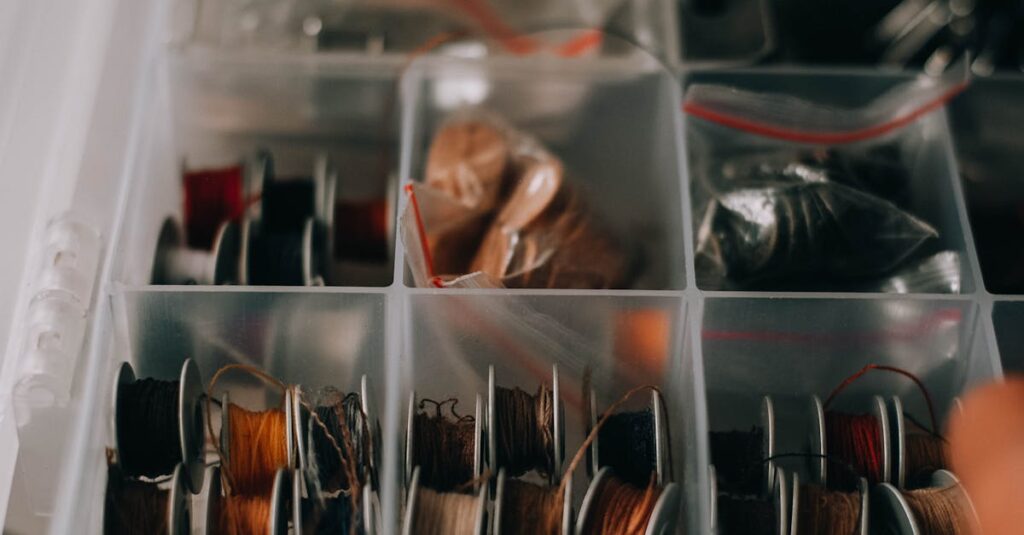 片付いたリビングでリラックスする家族。プロに不用品回収を依頼して生活が整ったイメージ