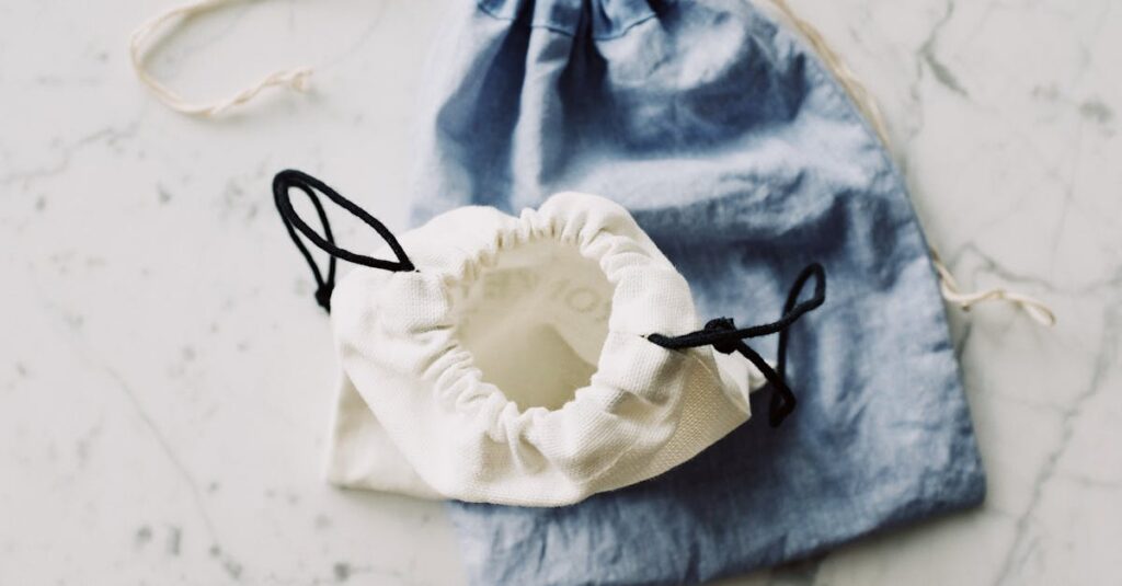 信頼できる介護資格講座を見極めるために比較検討している様子