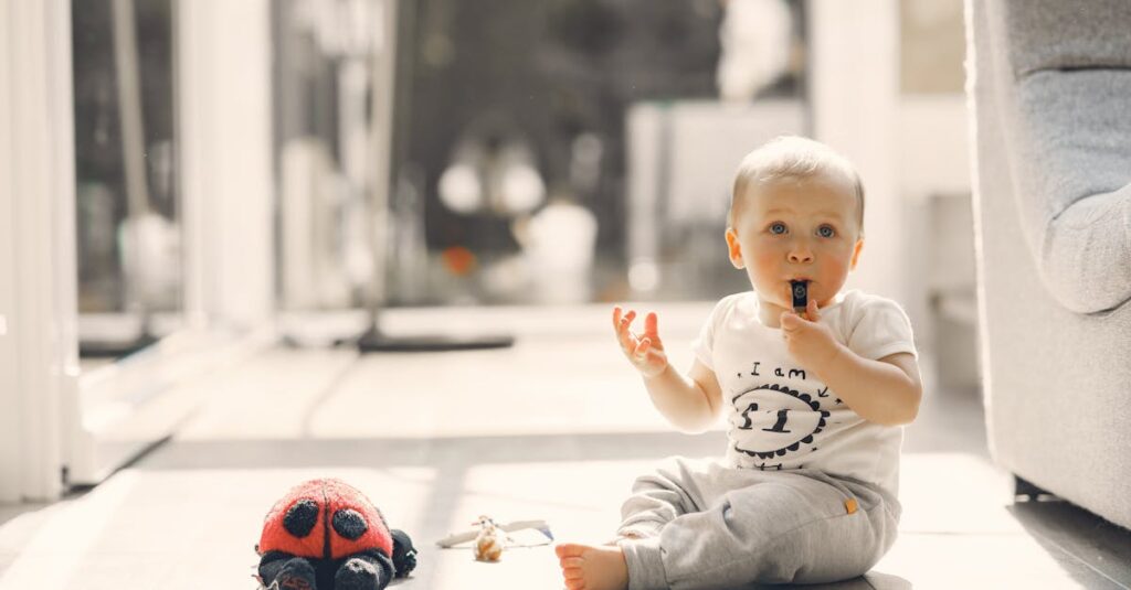 おもちゃサブスクを利用して笑顔で遊ぶ親子の様子、家庭に合ったサービスで満足している雰囲気