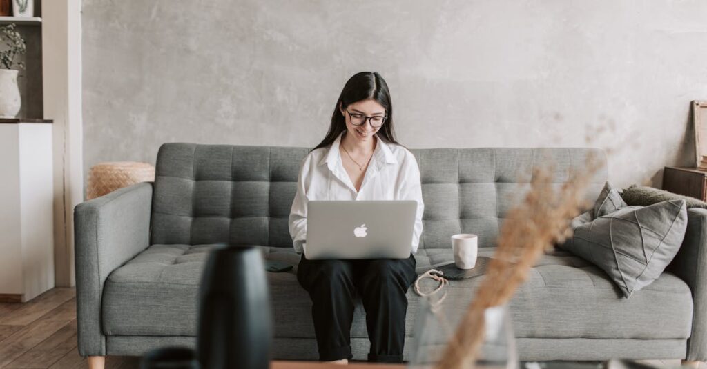 ナーワルのメルマガ登録後に届くデジタル特典を確認しているシーン。スマホでPDFを見る様子。