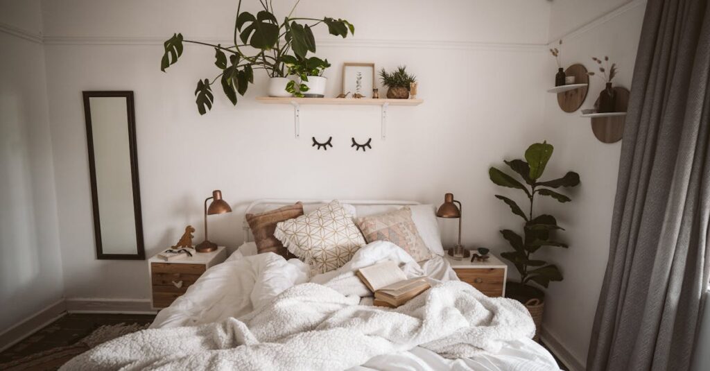 片付いたリビングでリラックスする家族。プロに不用品回収を依頼して生活が整ったイメージ