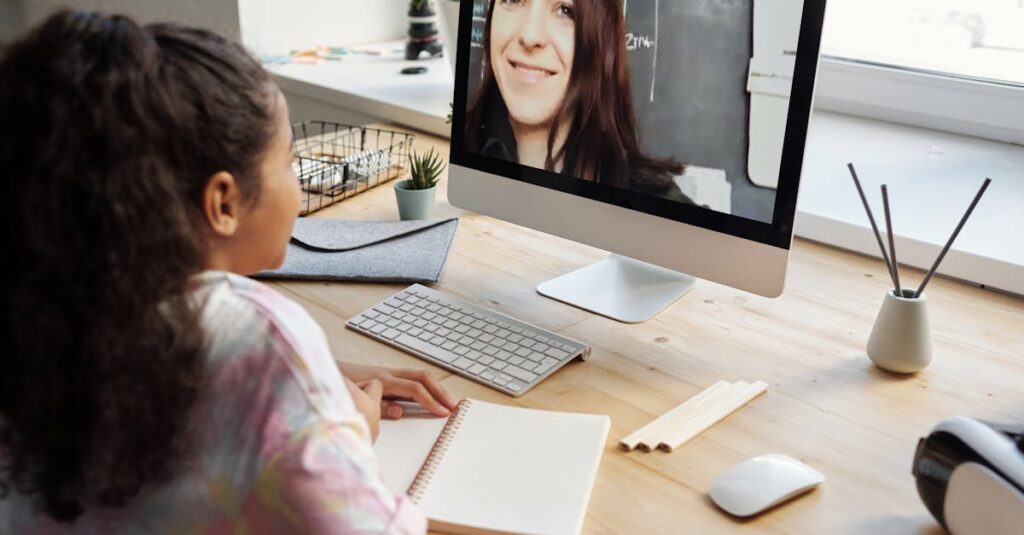 オンライン学習のカリキュラム画面を見ながら学ぶ女性