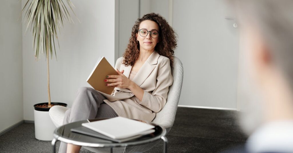 キャリアカウンセリングの資格取得を目指して学ぶ女性の姿