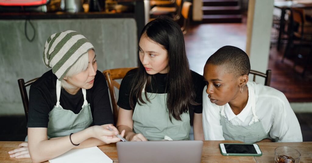 中学受験に向けたオンライン個別指導の体験授業や資料請求の様子。保護者と子どもが画面越しに講師と話しているシーン