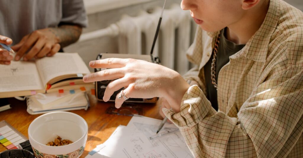 中学受験に向けて個別最適な学習環境を選ぼうと検討している親子。子どもの性格や目的に合わせて塾や指導法を比較しているシーン