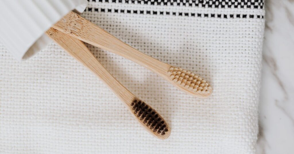 奇跡の歯ブラシに関するQ&Aを視覚的にまとめたイラスト。交換時期、対象年齢、使用方法などの情報が一目でわかる図。