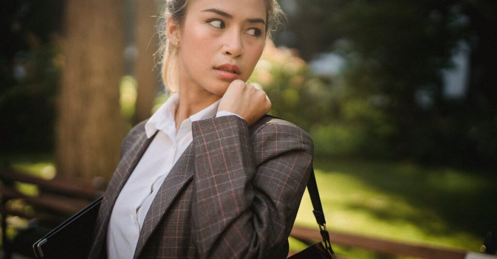 介護資格取得後のキャリアステップと収入モデル、将来性を示す図解