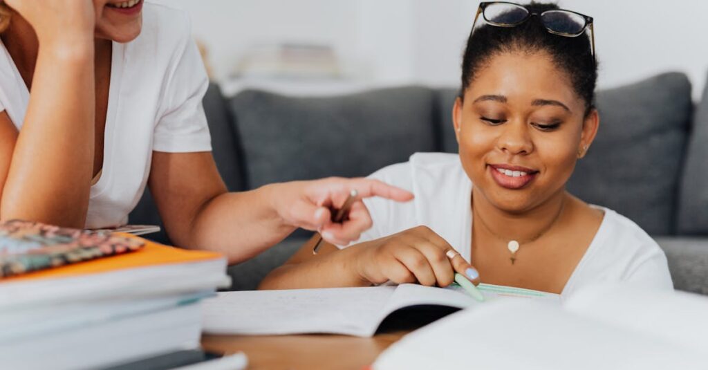 資格取得に成功した女性が証書を手に持ち喜んでいる場面