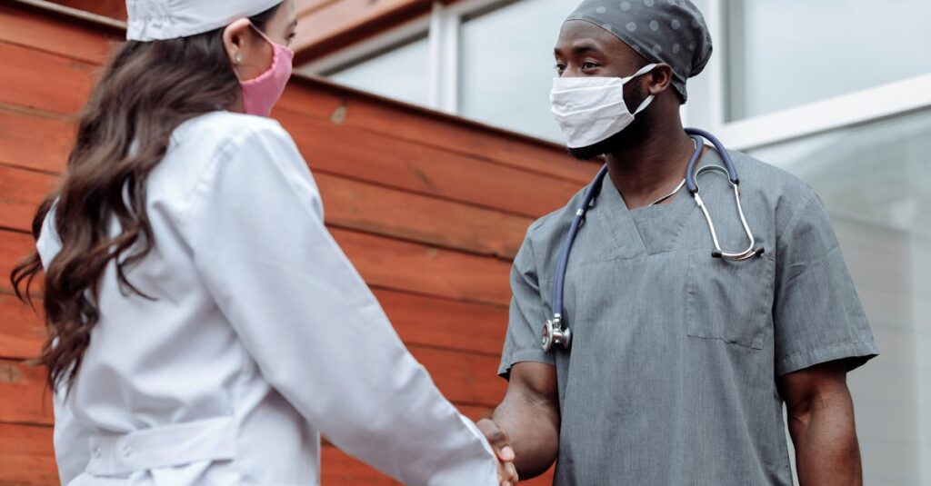 介護業界の人手不足が深刻化している現状とその背景を示すイメージ