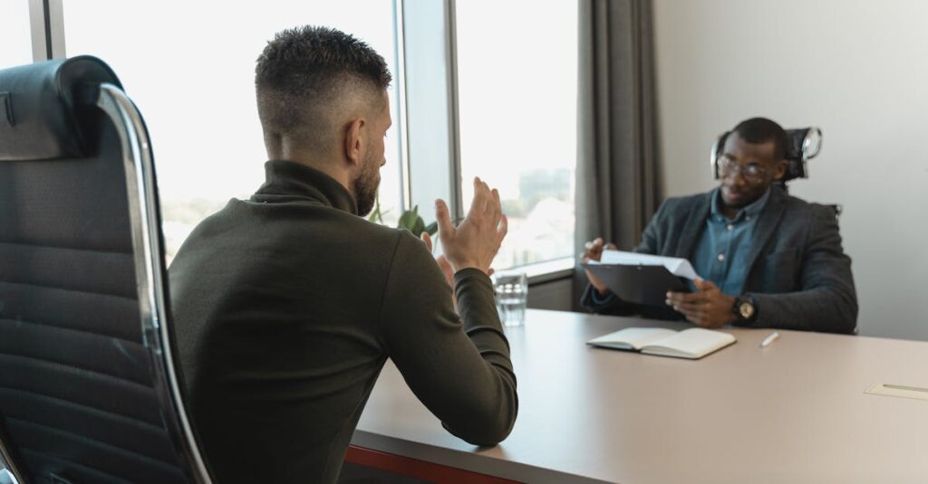 介護資格講座の受講者が体験談を語るインタビュー風景