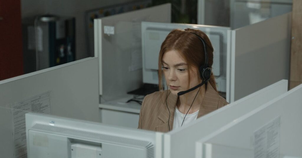 求職者支援制度を利用して介護のスキルを学ぶ人々のイメージ