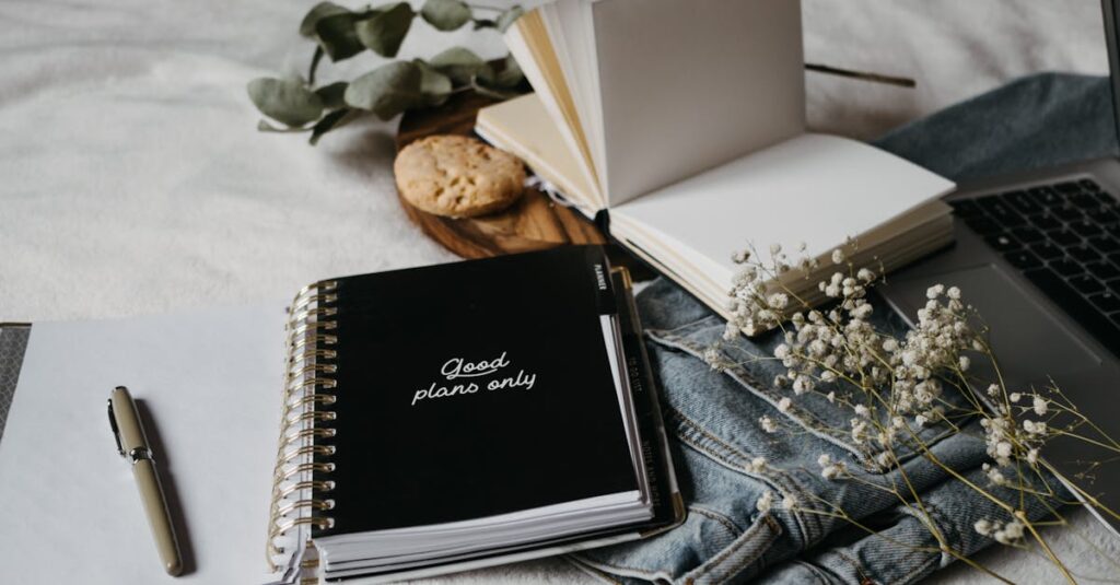 在宅でノートパソコンを使い通信講座を受講する女性の学習風景