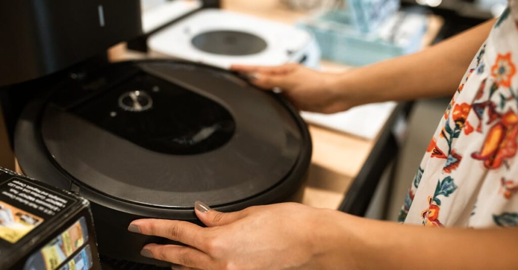 ロボット掃除機を生活スタイルに合わせて選ぶためのチェックリストを持つ人