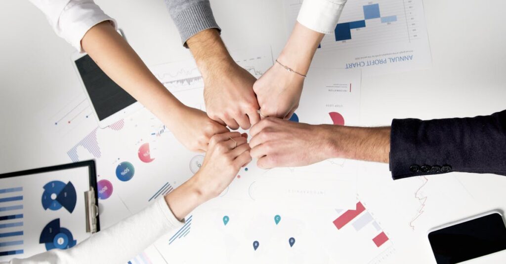 介護資格取得を支援する国や自治体の制度が拡充されている様子を表した画像