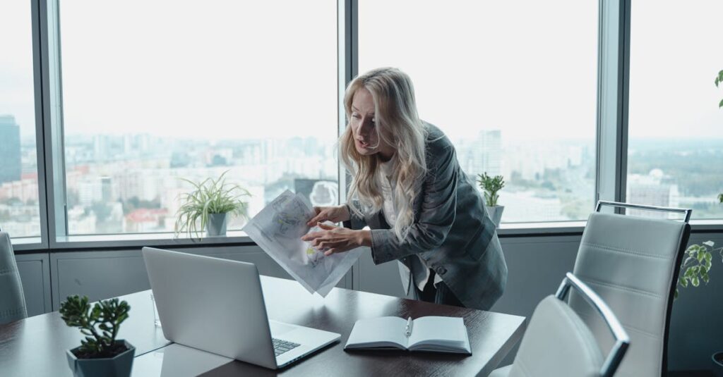 中学受験に向けた個別指導カリキュラムをオンラインで説明している講師と、それを聞く小学生の親子