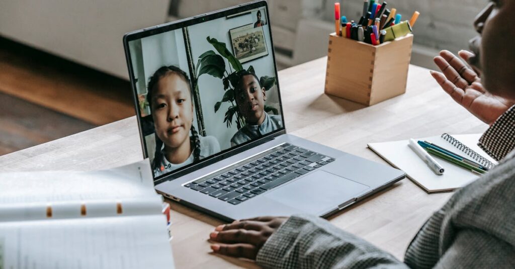 中学受験オンライン個別指導を受ける小学生のイメージ。自宅でパソコン越しに講師とマンツーマンで学習している様子
