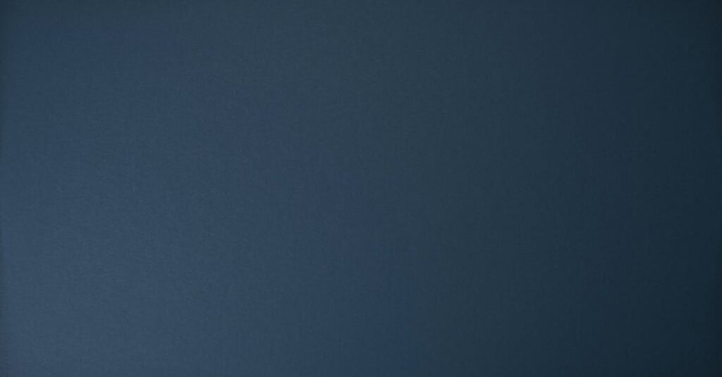 パソコンを使ってWebデザインの通信講座を受講する女性の作業風景