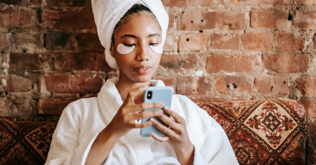 介護職の女性がスキンケアアドバイザー通信講座を比較して選んでいるイメージ