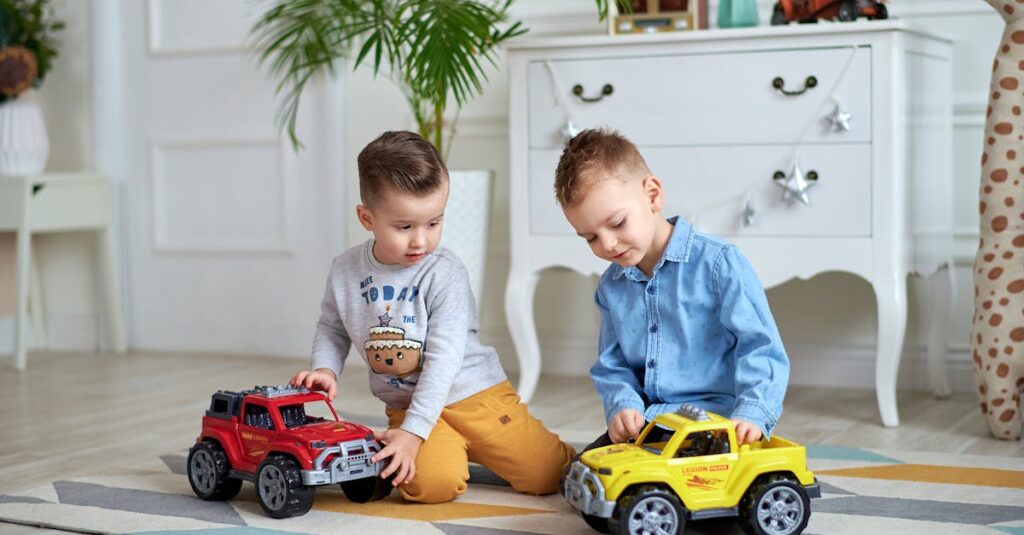 大量のおもちゃで散らかったリビングと、それに困る親の様子を表現したイメージ画像