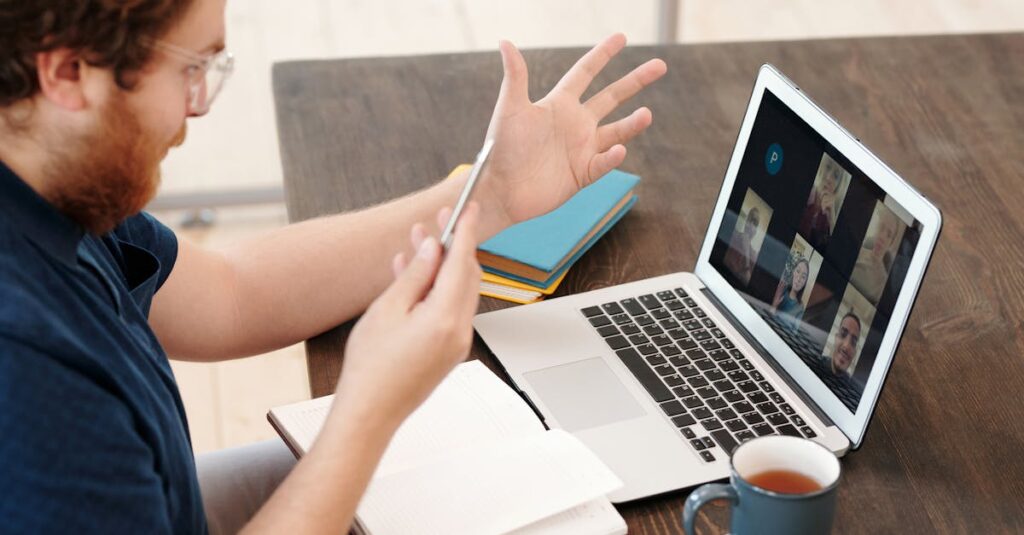 家庭で子育てしながら学ぶ主婦が教材を使って勉強している風景