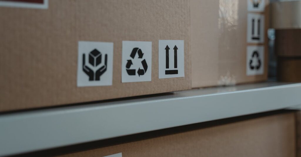 不用品回収トラックが家の前で荷物を積み込む様子。積み放題プランでスムーズに処理