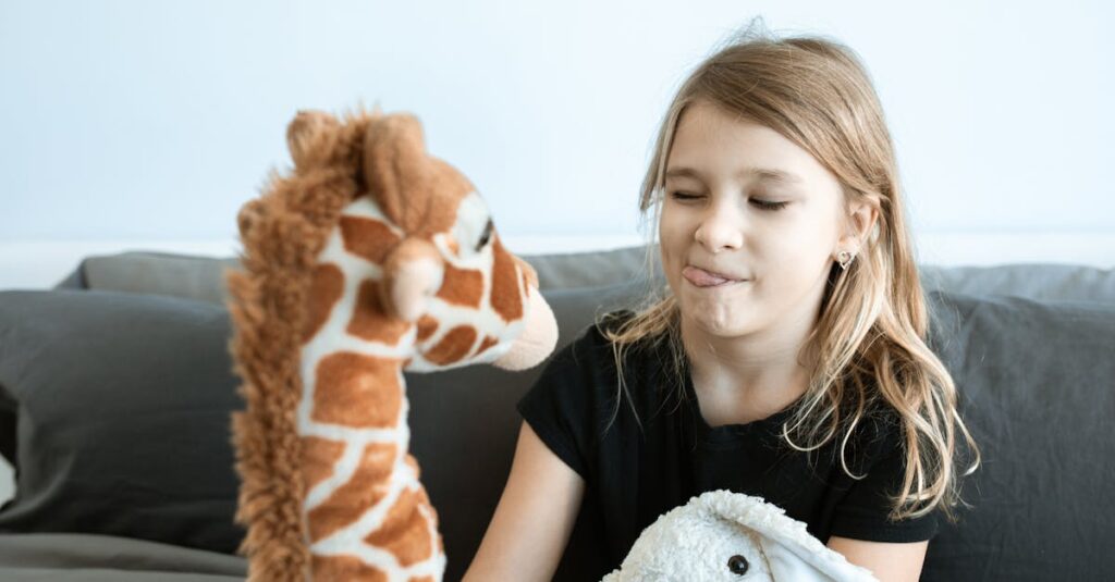 おもちゃサブスクを使うことで得られるメリットとデメリットを比較して考えている親の様子