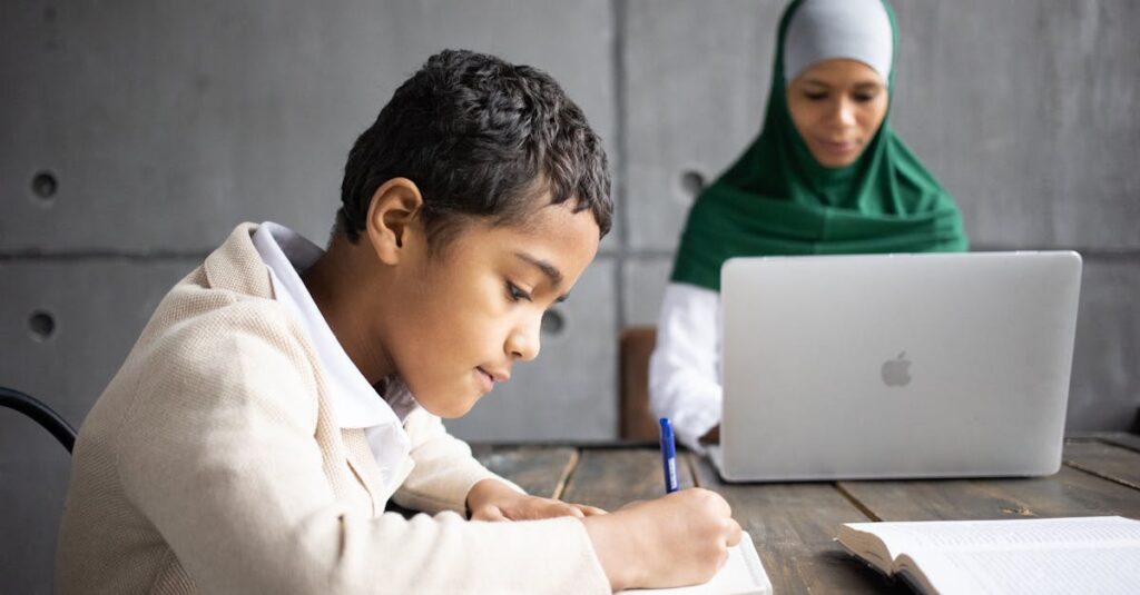 資格取得後に在宅でライティングの仕事を始めた母親の作業風景