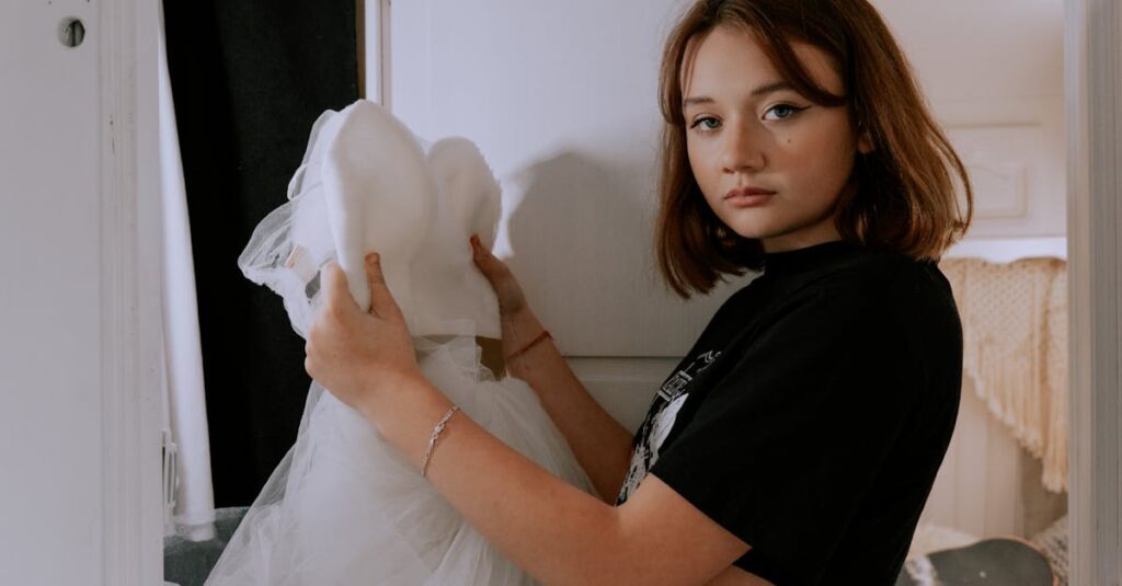 キャリアの選択肢を前に迷いながらも前進しようとする若者の背中