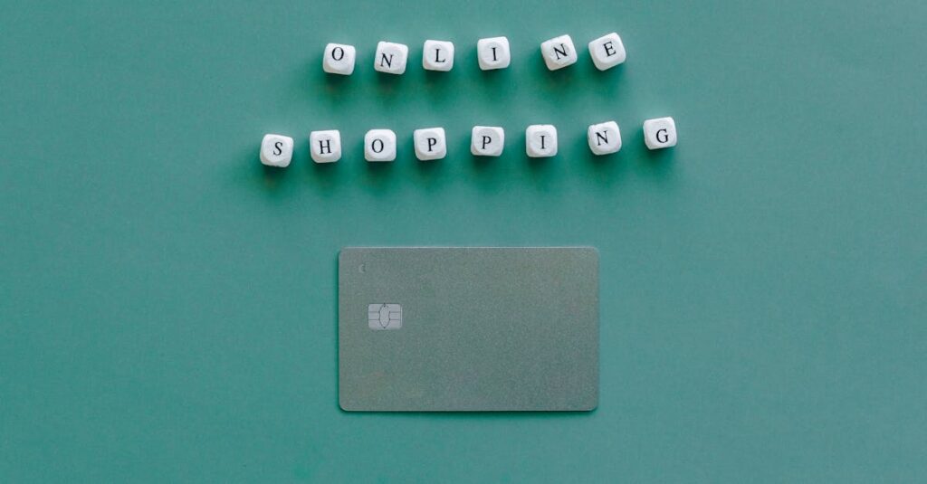 年末の贅沢な食卓に届いた新鮮なかにの通販商品を開封している様子