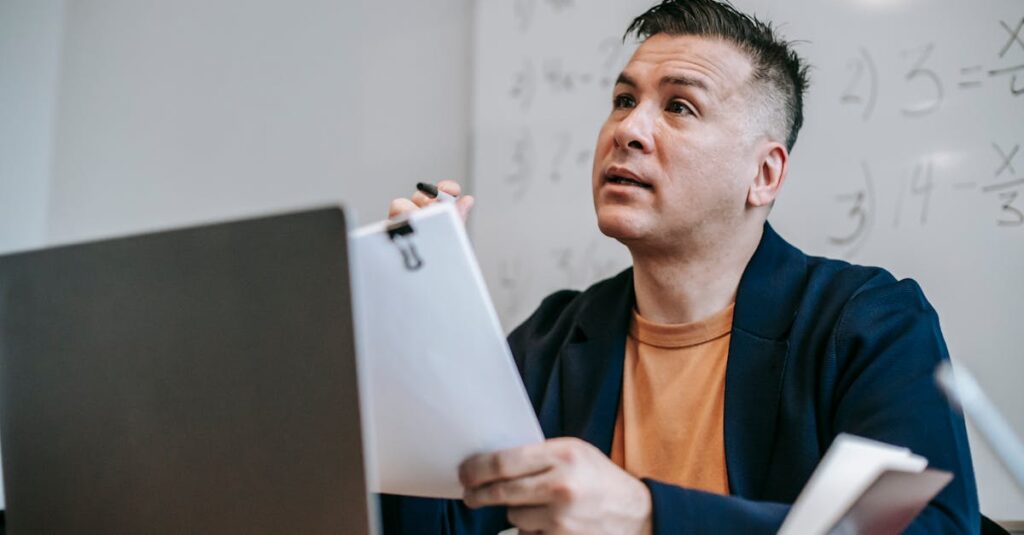 オンライン学習のカリキュラム画面を見ながら学ぶ女性