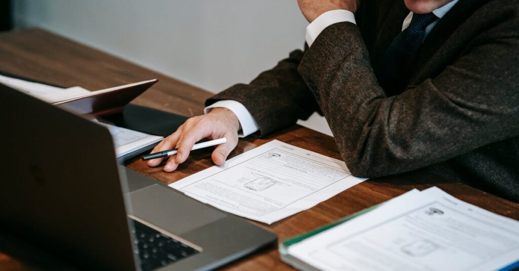 中学受験に向けたオンライン個別指導の体験授業や資料請求の様子。保護者と子どもが画面越しに講師と話しているシーン