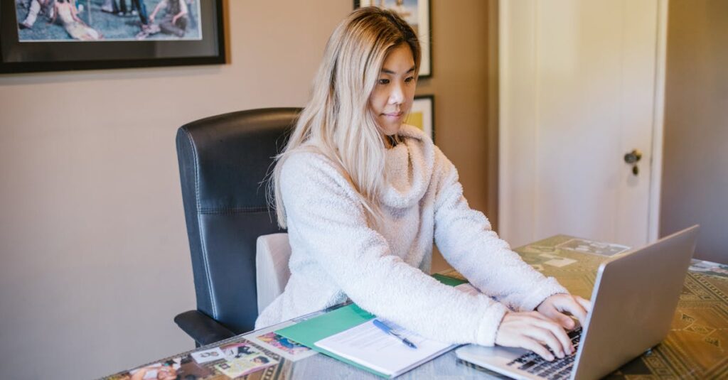 通信講座のサポート体制を使い受講者が質問している場面