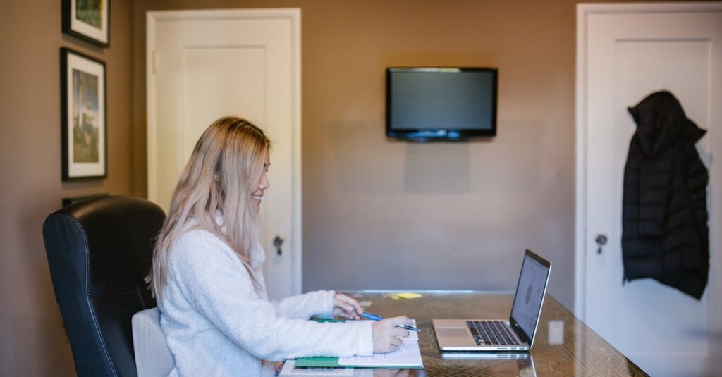 主婦向け通信講座のジャンルをイメージした画像。パソコンの画面にカテゴリ一覧が表示されており、医療、在宅ワーク、生活向上などの分類が確認できる。