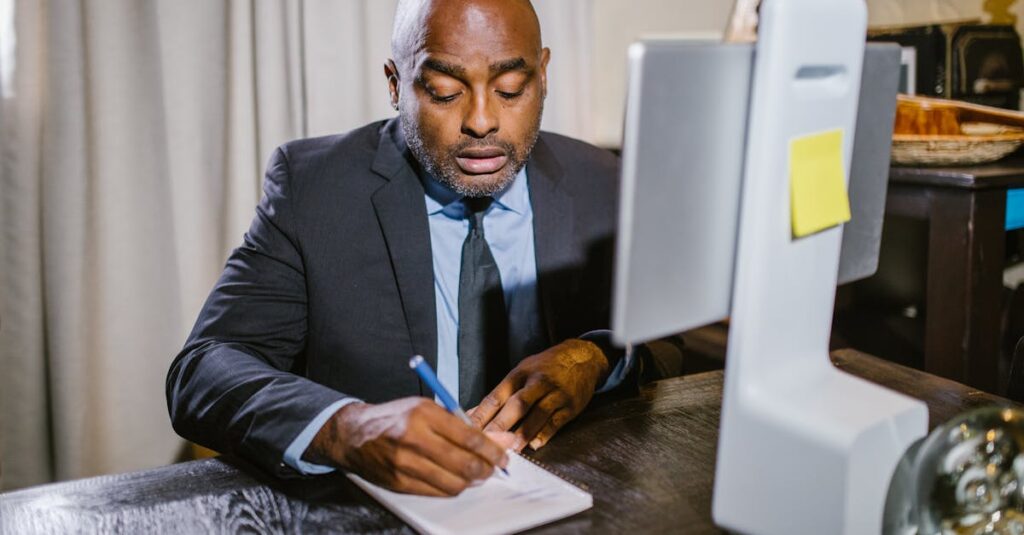 通信講座を選ぶためのチェックリストに主婦がチェックを入れているイメージ画像。ノートパソコンとメモ帳を広げて選択肢を確認している姿。