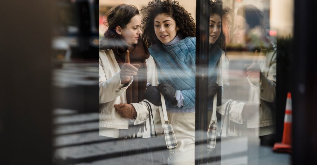 年末のかに通販を選ぶ際に比較表を見ながら検討している様子