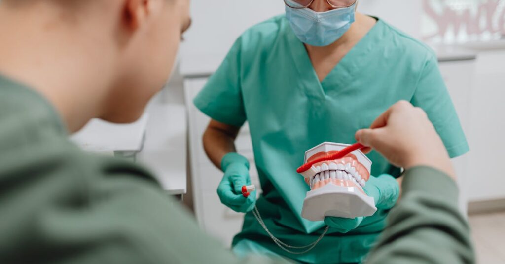 歯科医が奇跡の歯ブラシを手に取り、説明しているクリニック内でのワンシーン。信頼感ある表情が印象的。