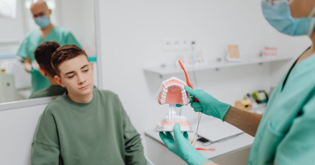 歯科医が奇跡の歯ブラシを手に取り、説明しているクリニック内でのワンシーン。信頼感ある表情が印象的。